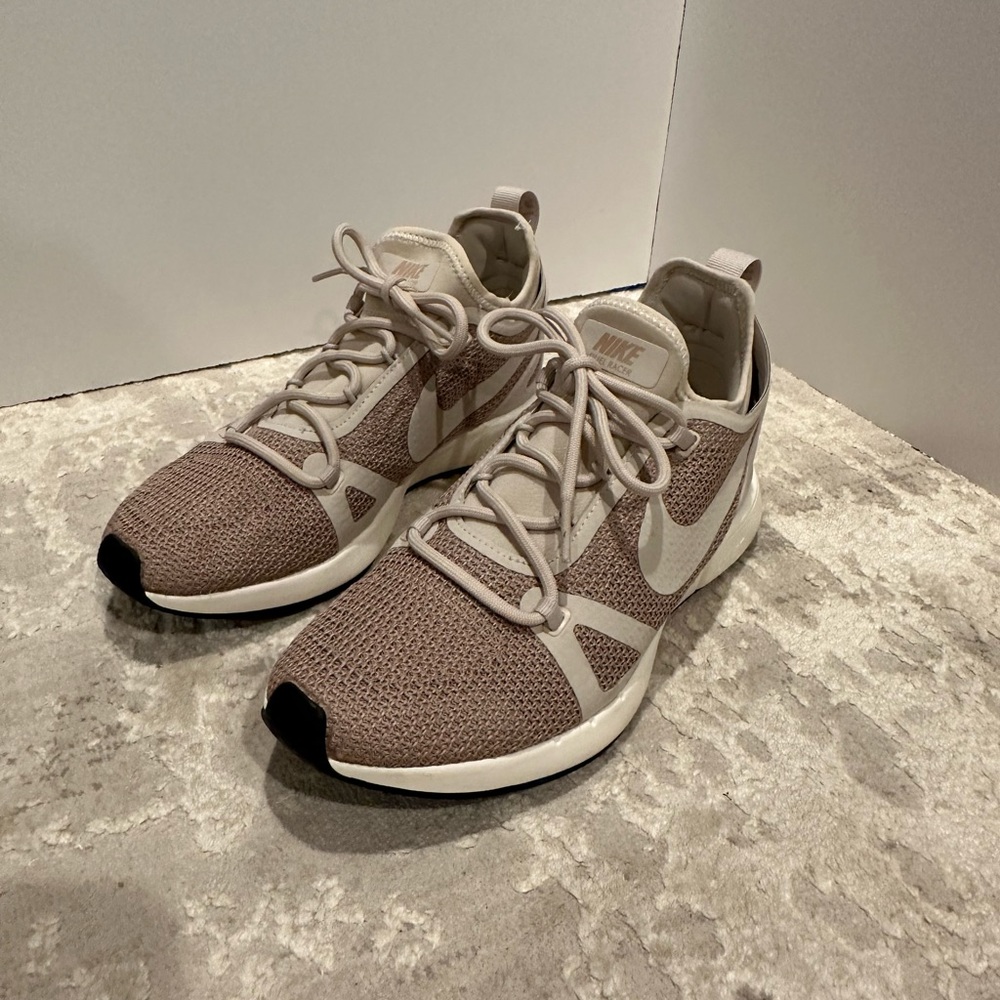 Nike NWOT Womens Duel Racer Knit Beige Running Shoes Sneakers Size 7